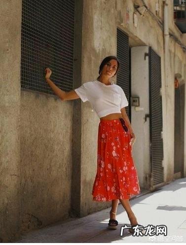 红色半身长裙搭配什么样的上衣好看?