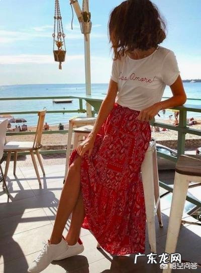 红色半身长裙搭配什么样的上衣好看?