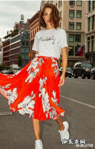 红色半身长裙搭配什么样的上衣好看?