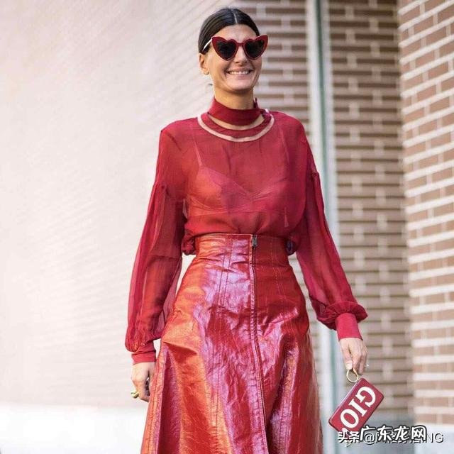 红色半身长裙搭配什么样的上衣好看?