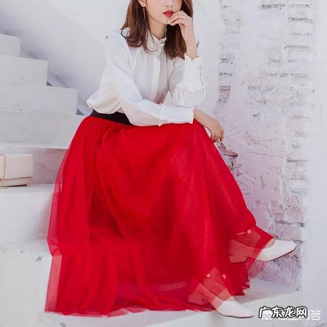 红色半身长裙搭配什么样的上衣好看?