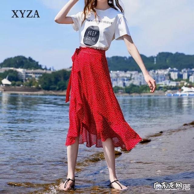 红色半身长裙搭配什么样的上衣好看?