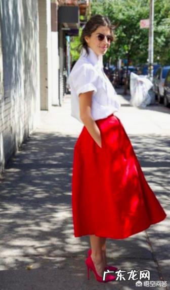红色半身长裙搭配什么样的上衣好看?