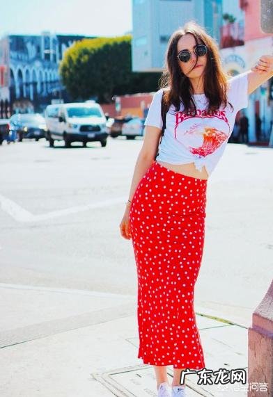 红色半身长裙搭配什么样的上衣好看?