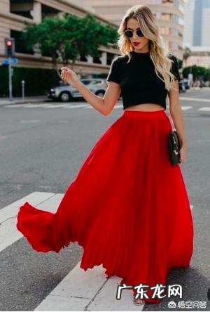 红色半身长裙搭配什么样的上衣好看?