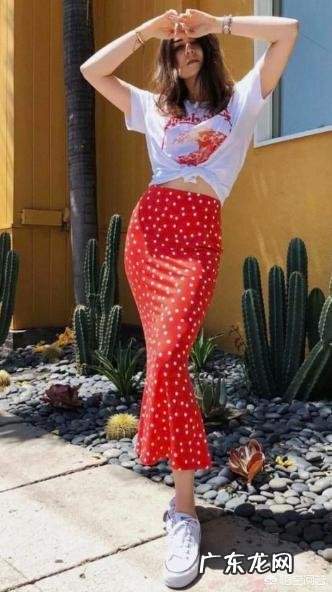 红色半身长裙搭配什么样的上衣好看?