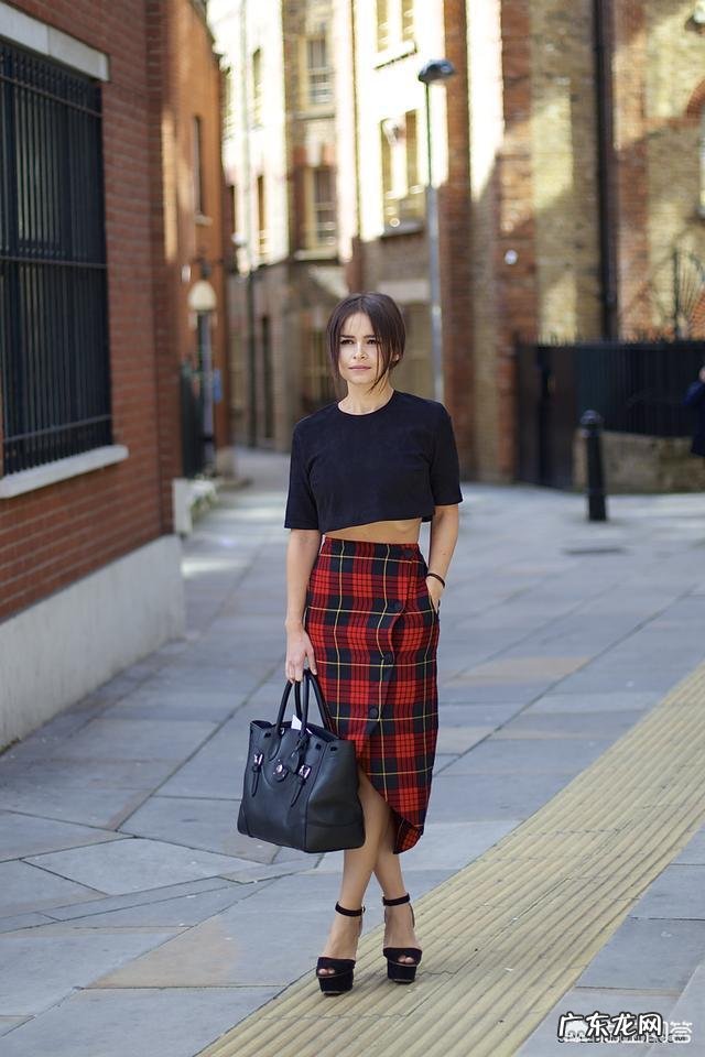 红色半身长裙搭配什么样的上衣好看?