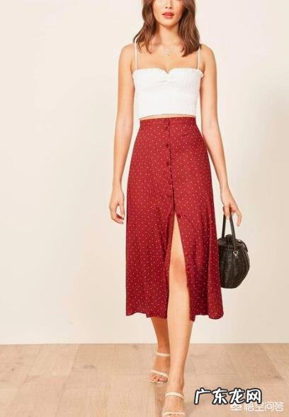 红色半身长裙搭配什么样的上衣好看?