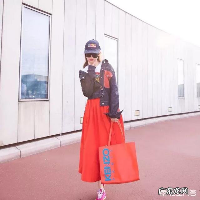 红色半身长裙搭配什么样的上衣好看?