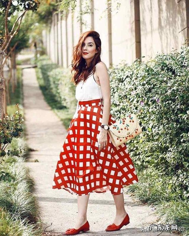 红色半身长裙搭配什么样的上衣好看?