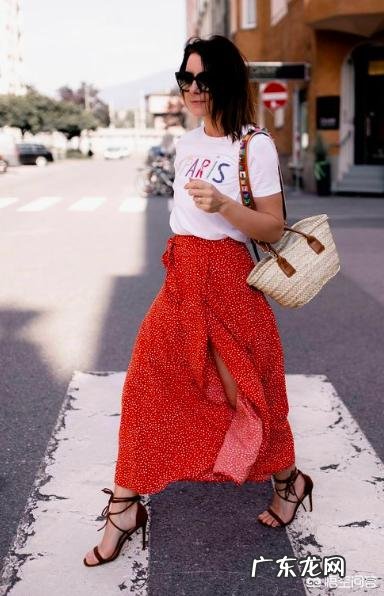 红色半身长裙搭配什么样的上衣好看?