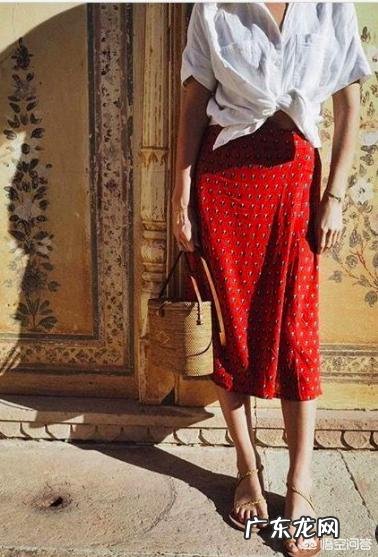 红色半身长裙搭配什么样的上衣好看?