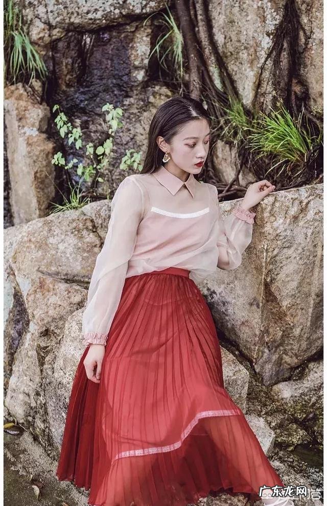 红色半身长裙搭配什么样的上衣好看?