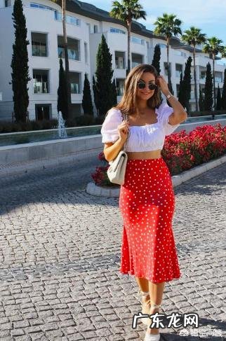 红色半身长裙搭配什么样的上衣好看?