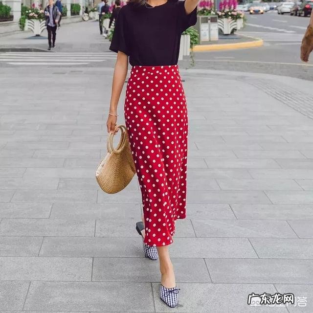 红色半身长裙搭配什么样的上衣好看?