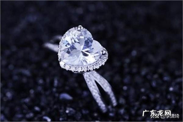 求婚钻戒品牌哪个好?哪些钻戒牌子女生会喜欢、值得购买?