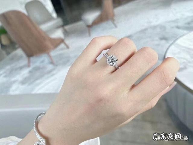 求婚钻戒品牌哪个好?哪些钻戒牌子女生会喜欢、值得购买?