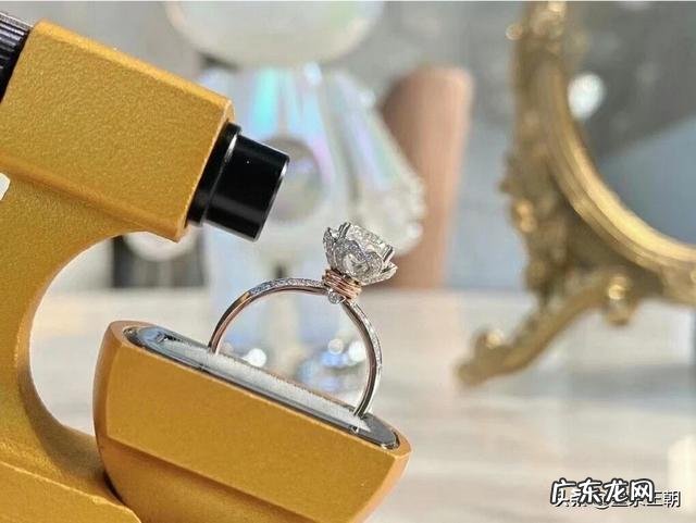 求婚钻戒品牌哪个好?哪些钻戒牌子女生会喜欢、值得购买?