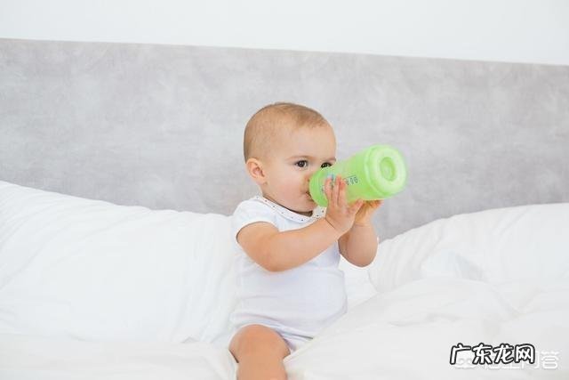 有什么好方法让婴儿用奶瓶吃奶?