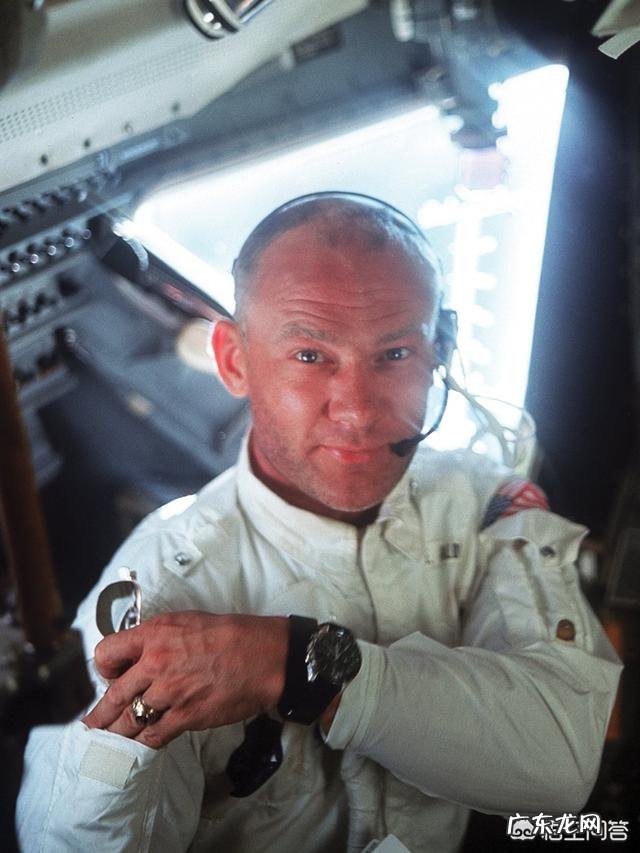 欧米茄超霸登月表系列哪款性价比高些?