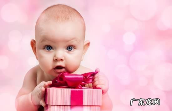 请问给刚出生几个月的宝宝送什么礼物呢?
