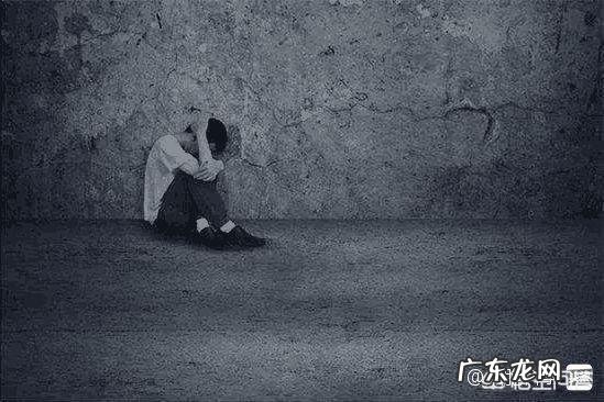 独居的人变得越来越自闭了,不想与任何人接触,害怕别人的眼光,于是选择逃避怎么办?