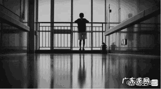 独居的人变得越来越自闭了,不想与任何人接触,害怕别人的眼光,于是选择逃避怎么办?