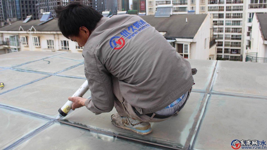 斜顶楼房漏雨怎么处理