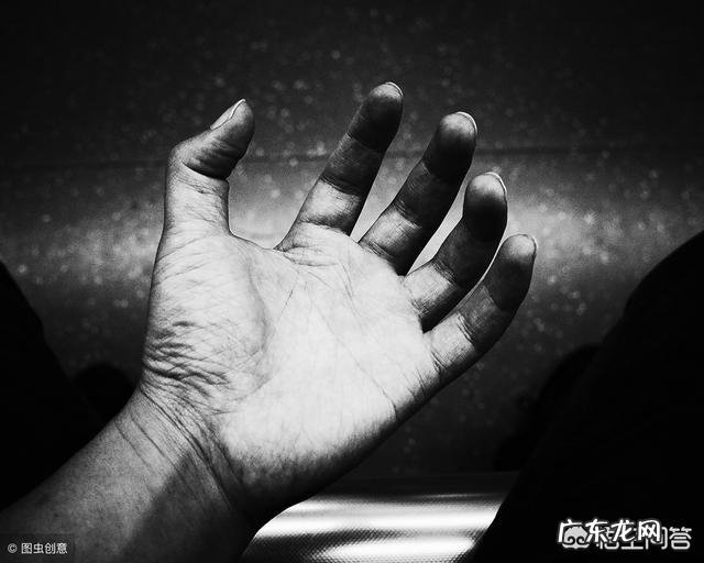 手上起了很多的小水泡怎么办？