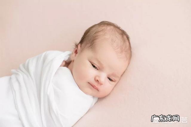 刚出生的宝宝该怎么喂养?