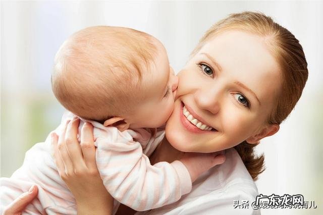 刚出生的宝宝该怎么喂养?