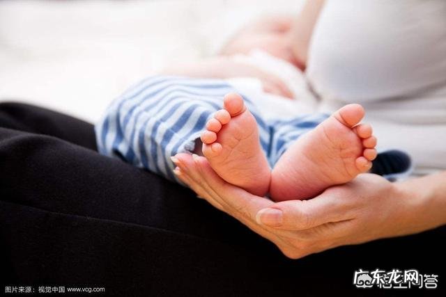 刚出生的宝宝该怎么喂养?