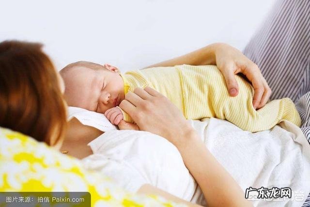 刚出生的宝宝该怎么喂养?