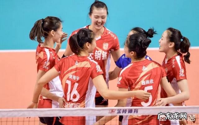 排超全明星,女排美女T台秀!张常宁大长腿抢镜。透明裙摆成亮点!你怎么看?