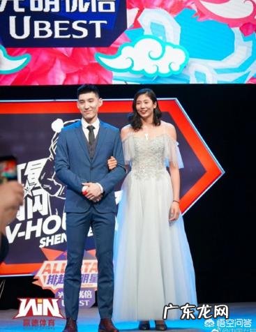 排超全明星,女排美女T台秀!张常宁大长腿抢镜。透明裙摆成亮点!你怎么看?