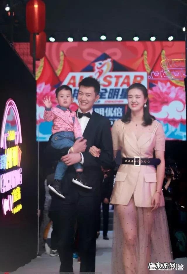 排超全明星,女排美女T台秀!张常宁大长腿抢镜。透明裙摆成亮点!你怎么看?