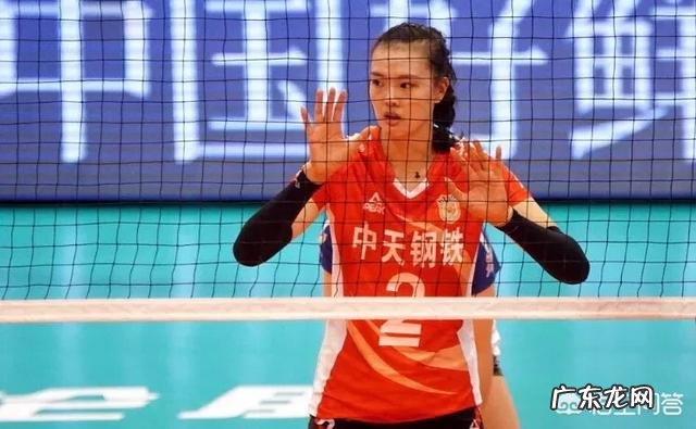 排超全明星,女排美女T台秀!张常宁大长腿抢镜。透明裙摆成亮点!你怎么看?