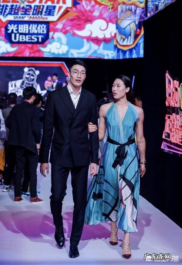 排超全明星,女排美女T台秀!张常宁大长腿抢镜。透明裙摆成亮点!你怎么看?