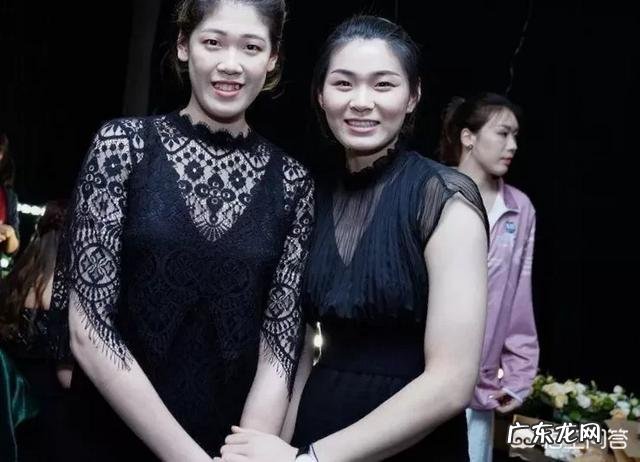 排超全明星,女排美女T台秀!张常宁大长腿抢镜。透明裙摆成亮点!你怎么看?