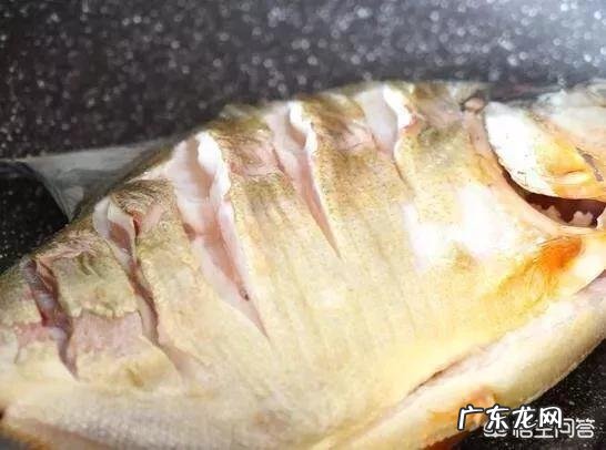 怎么做红烧鱼不粘锅？