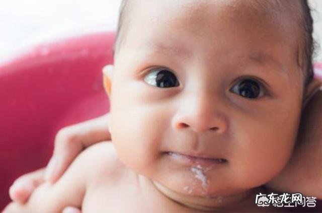 为什么婴儿会吐奶?
