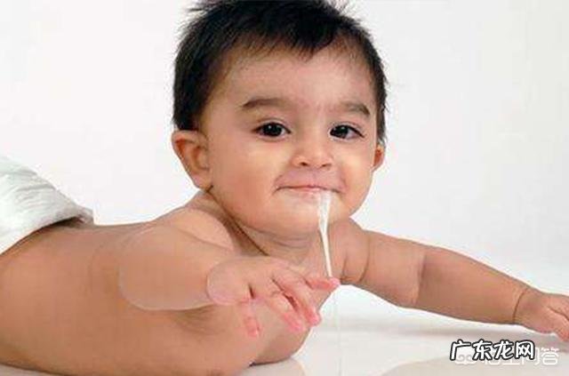 为什么婴儿会吐奶?
