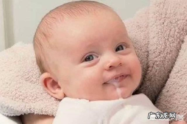 为什么婴儿会吐奶?