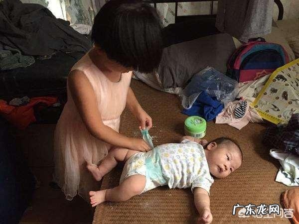 给宝宝换尿布时要注意些什么?