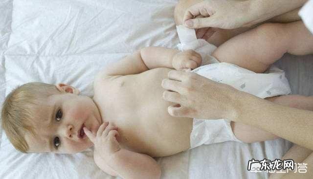 给宝宝换尿布时要注意些什么?