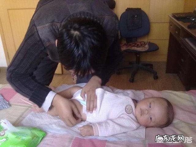 给宝宝换尿布时要注意些什么?