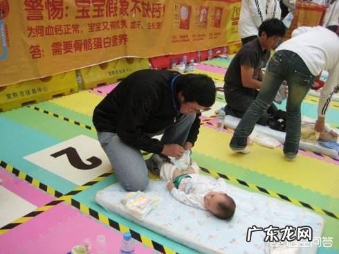 给宝宝换尿布时要注意些什么?