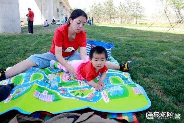 给宝宝换尿布时要注意些什么?