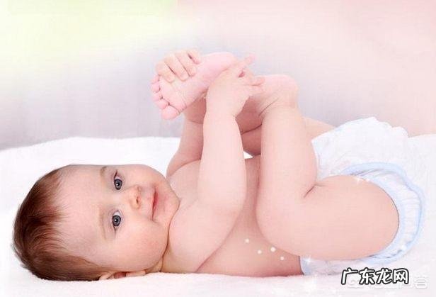 给宝宝换尿布时要注意些什么?