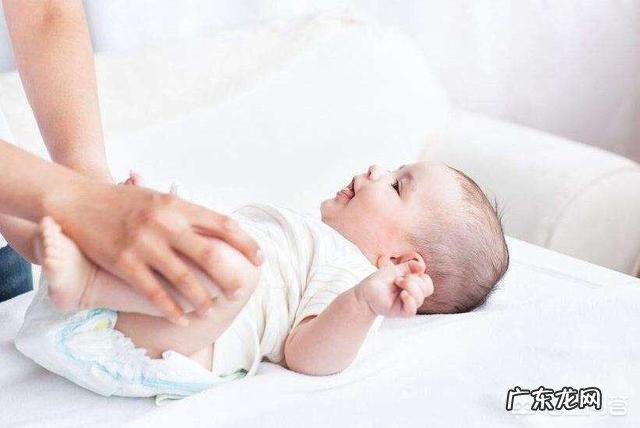 给宝宝换尿布时要注意些什么?